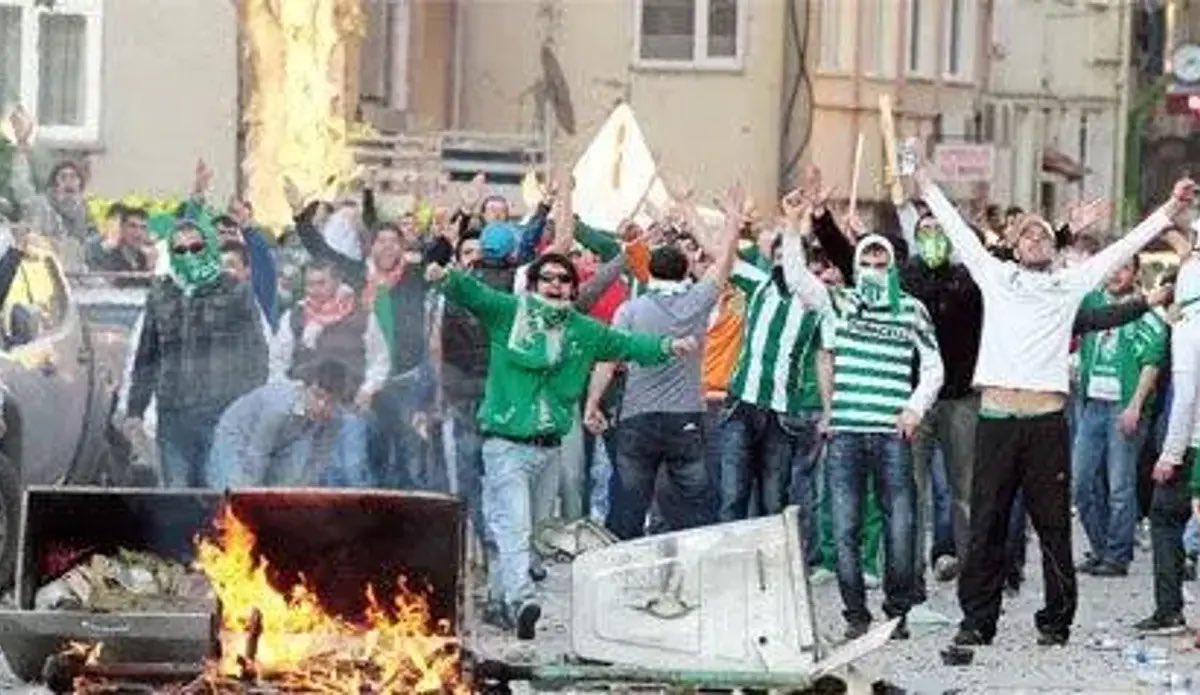 SanliJK's tweet photo. b*rsa-Beşiktaş maçı öncesi Türk polisine taş, sopa ve döner bıçağıyla saldıran, o gün yaşananlardan gurur duyan sözde b*rsaspor camiası, şimdi Beşiktaş’ta şehit olan polisler üzerinden beste yapıyor. Dün polis düşmanlığı, bugün timsah gözyaşları. Yüzsüzlükte sınır tanımıyorlar. https://t.co/NNfOl8tJak