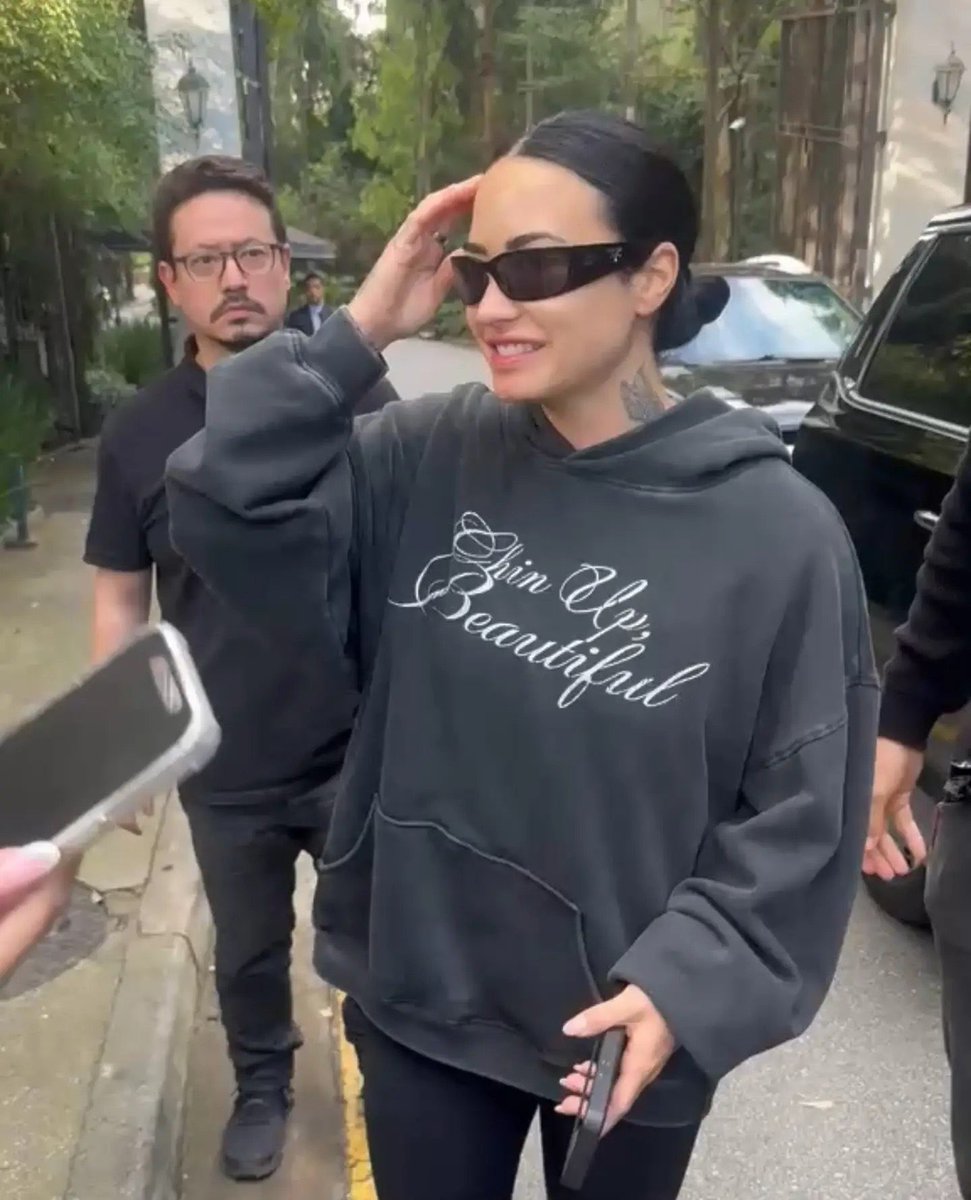 demilovatobr's tweet photo. Demi Lovato parando para atender alguns fãs em São Paulo na semana passada. 🩷 https://t.co/5jc3g5WKdS