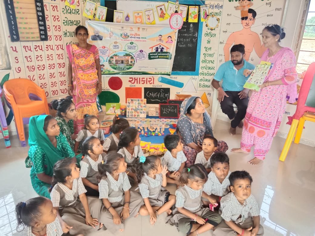 PoshanAnand's tweet photo. 🫟🧩આણંદ જિલ્લામાં આંગણવાડી કેન્દ્રો પર પોષણ માસ તથા બાળદિન અંતર્ગત પૂર્વ પ્રાથમિક શિક્ષણ કિટનું પ્રદર્શન યોજવામાં આવ્યું. આ પ્રસંગે વાલીઓ તેમજ AMCના સભ્યોને આમંત્રિત કરવામાં આવ્યા હતા. 🧩📚🫟 https://t.co/DKqY1T8YU0