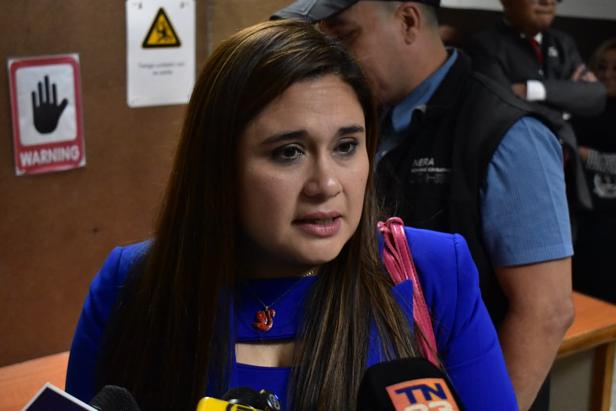 lahoragt's tweet photo. #UrgenteLH  | 🚨 Leonor Morales, titular de la Fiscalía de Delitos contra Operadores de Justicia y Sindicalistas, quién era parte del círculo de confianza de la ex fiscal general, Consuelo Porras, ha sido destituida.

📷: Daniel Ramírez https://t.co/WCgo0wCKWb