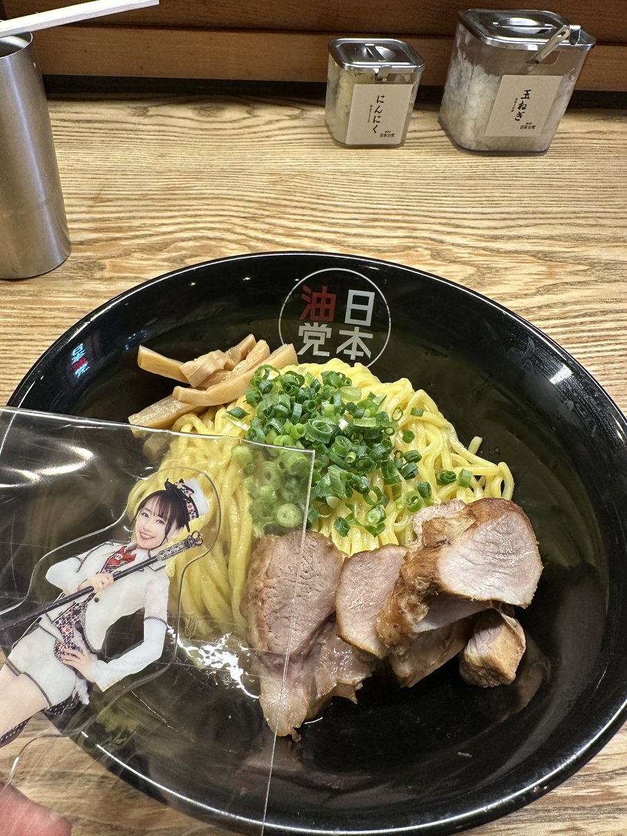 mari_nm7's tweet photo. ライブから打ち上げから推しに会いに行き 
0時半現在最後に油そば食べている😇

朝3時30分に起きて長崎を出発したのに
まだ起きてるw
ホテルにたどり着くかなww

お子達は無事に寝てくれたようで安心！
明日も楽しむぞ！ https://t.co/T9KWw702n8