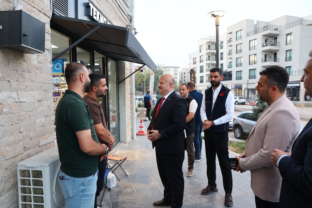 adiyamangovtr's tweet photo. Valimiz Sayın Abdullah Küçük, Esnafımızın Talep ve Beklentilerini Dinledi

Adıyaman’a atandığı günden bu yana her fırsatta esnaf ve vatandaşlarımızla bir araya gelmeye özen gösteren Valimiz Sayın Abdullah Küçük, Atatürk Bulvarındaki rezerv alanda yeni işyeri açan esnafımızı ziyaret ederek talep ve beklentilerini dinledi.

Esnafımızla samimi sohbetler gerçekleştiren Valimiz Sayın Abdullah Küçük, karşılaşılan sorunları, talep ve önerileri tek tek dinleyerek ilgili kurumlar nezdinde gerekli değerlendirmelerin yapılacağını ve çözüm odaklı çalışmaların yapılacağını ifade etti.

Şehrimizin yeniden imarında ve ekonomik hayatımızın canlanmasında önemli bir rol üstlenen kıymetli esnafımıza hayırlı ve bereketli kazançlar diliyor; misafirperverlikleri ve samimi sohbetleri için teşekkür ediyoruz.