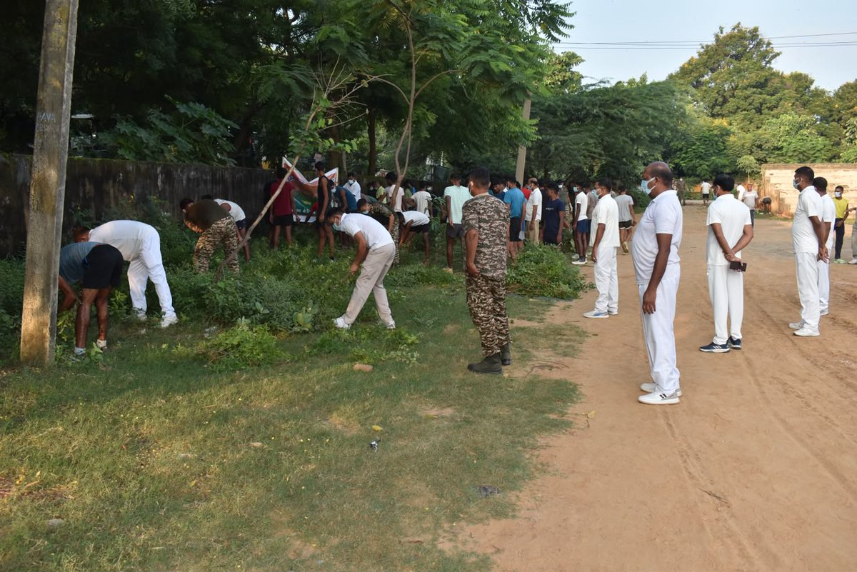 Crpf47bn's tweet photo. “स्वच्छता केवल एक अभियान नहीं, बल्कि हमारी जिम्मेदारी और संस्कार है।”
स्वच्छता ही सेवा–2026 के अंतर्गत #47बटा0 केरिपुबल, द्वारा दिनांक 17/09/2026 को स्वच्छता अभियान गया कॉलेज गया जी के खेल परिसर में  चलाया गया,जिसमें स्वच्छ एवं स्वस्थ पर्यावरण के प्रति जागरूकता का संदेश दिया गया। https://t.co/6AUP84VOyB