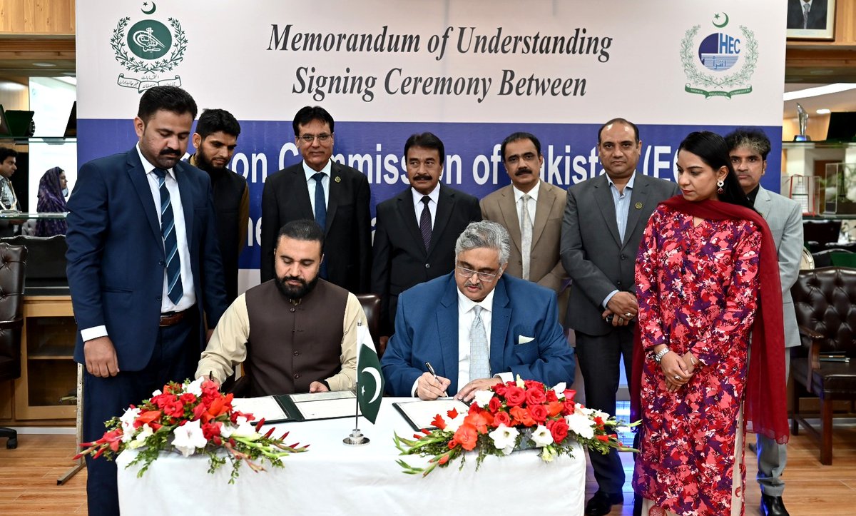 hecpkofficial's tweet photo. The Higher Education Commission (HEC), Pakistan and the Election Commission of Pakistan (ECP) have signed a Memorandum of Understanding (MoU) to integrate Electoral Education into university curricula and promote voter awareness among youth nationwide. https://t.co/loXniG1H4B