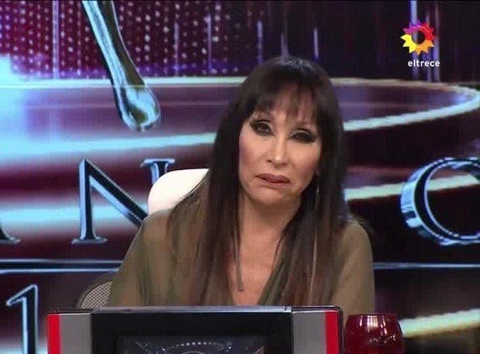 swiftivy15's tweet photo. la quieren tratar de vaga a Angela cuando tiene más horas de laburo acumuladas que todos los de esa mesa juntos https://t.co/k590HLA20G