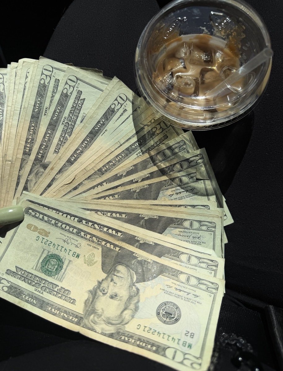 cashsiphoner's tweet photo. morning coffee &amp; $1k from my good boy. the perfect start to my day 🖤 https://t.co/x60vtZTx9T