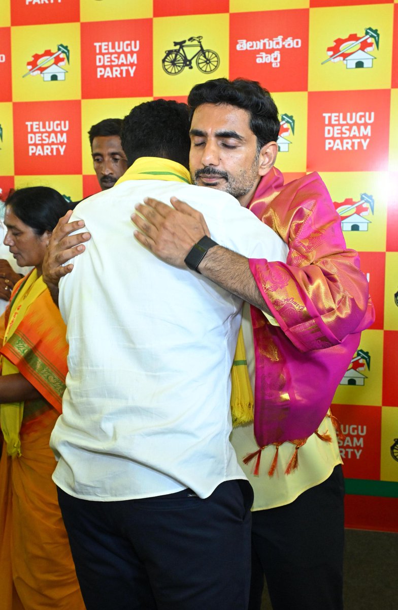 naralokesh's tweet photo. అనంతపురం జిల్లా పర్యటనలో భాగంగా రాప్తాడు నియోజకవర్గ టీడీపీ కార్యకర్తలు, నేతలతో సమన్వయ సమావేశంలో పాల్గొని ప్రసంగించాను. శాప్ కార్యాలయం వద్ద విద్య నేర్పే గురువులపై  గొడ్డలిపార్టీ రౌడీమూకలు విచక్షణారహితంగా గుడ్లతో దాడిచేశారు. ఈ దాడిలో పాల్గొన్న రౌడీ బ్యాచ్ లో ఏ ఒక్కరినీ వదలిపెట్టం. జగన్ రెడ్డి గారు టెన్త్ క్లాస్ తప్పారు. అందువల్లే టీచర్లపై కక్ష పెంచుకున్నారు. ప్రతిపక్షంలో ఉన్నపుడే మేం భయపడలేదు, ఇప్పుడు భయపడతామా? నీతి, నిజాయితీగా బతికిన కుటుంబం మాది అని చెప్పాను.