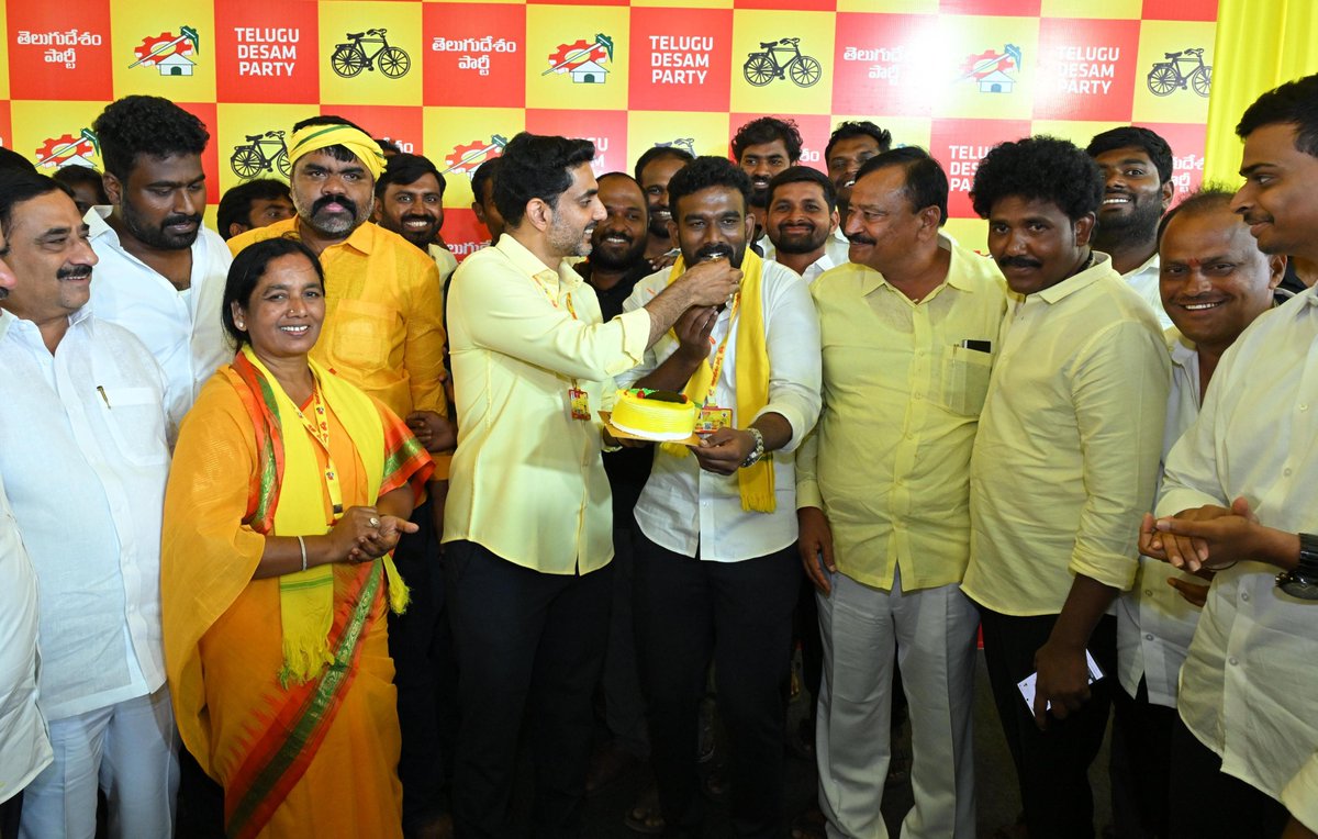 naralokesh's tweet photo. అనంతపురం జిల్లా పర్యటనలో భాగంగా రాప్తాడు నియోజకవర్గ టీడీపీ కార్యకర్తలు, నేతలతో సమన్వయ సమావేశంలో పాల్గొని ప్రసంగించాను. శాప్ కార్యాలయం వద్ద విద్య నేర్పే గురువులపై  గొడ్డలిపార్టీ రౌడీమూకలు విచక్షణారహితంగా గుడ్లతో దాడిచేశారు. ఈ దాడిలో పాల్గొన్న రౌడీ బ్యాచ్ లో ఏ ఒక్కరినీ వదలిపెట్టం. జగన్ రెడ్డి గారు టెన్త్ క్లాస్ తప్పారు. అందువల్లే టీచర్లపై కక్ష పెంచుకున్నారు. ప్రతిపక్షంలో ఉన్నపుడే మేం భయపడలేదు, ఇప్పుడు భయపడతామా? నీతి, నిజాయితీగా బతికిన కుటుంబం మాది అని చెప్పాను.