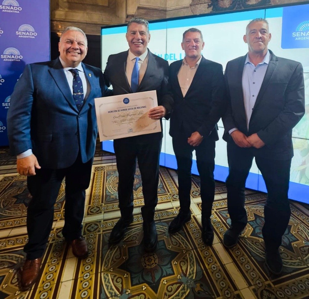 GuilleLobo's tweet photo. DIPLOMA HONOR GESTA DE MALVINAS

Tuve el enorme gusto de estar con nuestros Veteranos. Gracias @nkasanzew por este generoso gesto.

Lo comparto en memoria de nuestros caídos y sus familias. Es mérito de nuestro Veteranos que siguen "malvinizando" a generaciones enteras. https://t.co/VvSUw1ayOJ