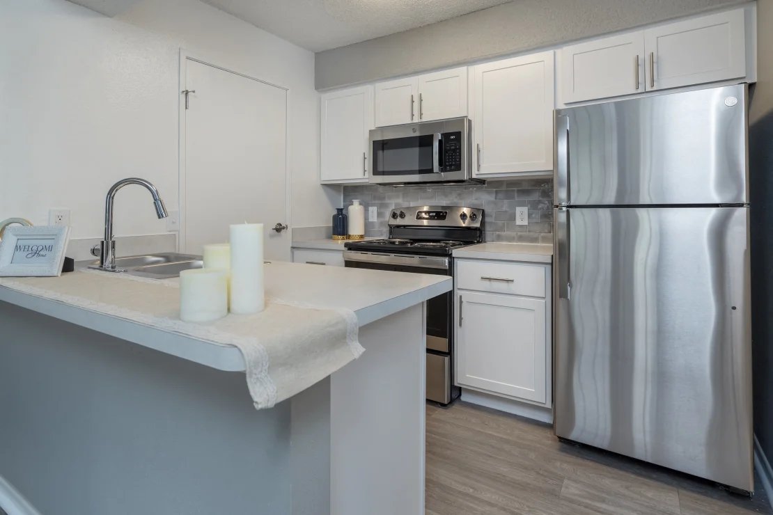 FairlaneMeadow's tweet photo. Stainless-steel appliances and stone-look counters in one kitchen. Clean lines and bright surfaces for dinner prep. https://t.co/j26crqZ2IL