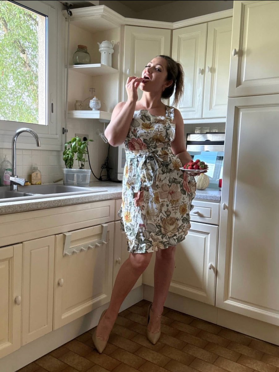 DaniDanielstx's tweet photo. These strawberries are soooo good… but a little cream would make them better 🍓😈 Can you help with that?😋 https://t.co/1eIuspHhbK