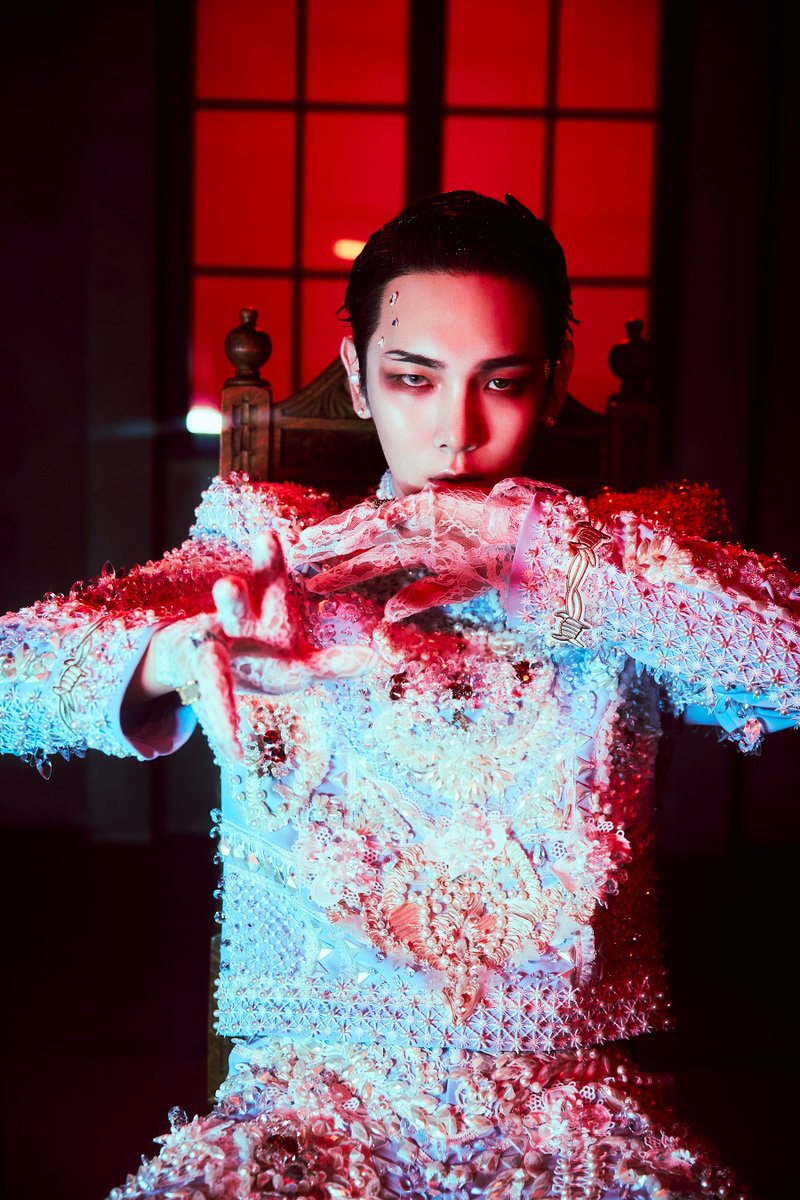 viraltakes's tweet photo. Happy Birthday to the iconic #Key of #SHINee! The singer- songwriter, actor and fashion designer turns 35 today. https://t.co/ida8VGTLvz