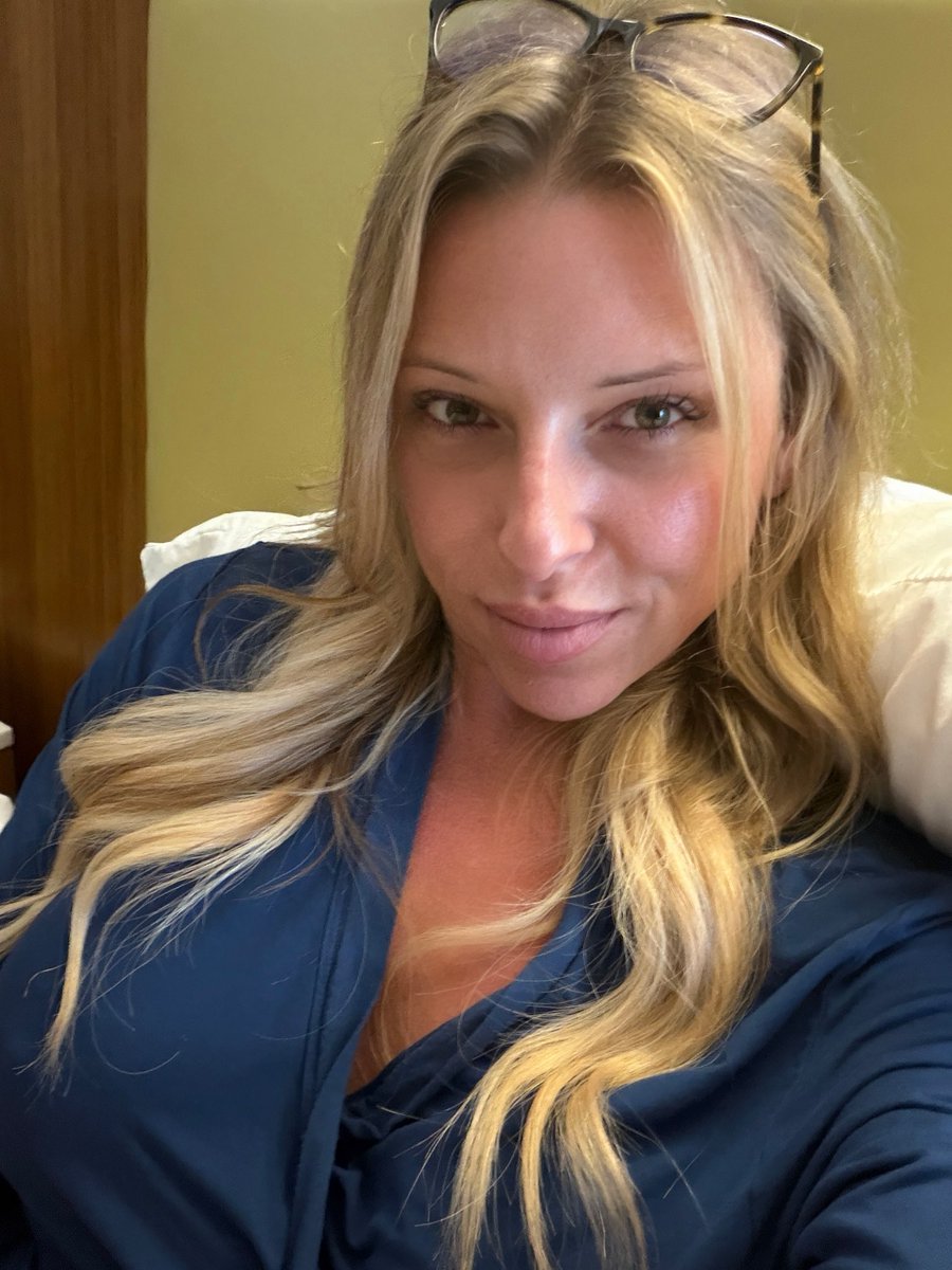 more_mallory's tweet photo. It’s a wake up, no makeup kind of day https://t.co/yuW0Ne3eNc