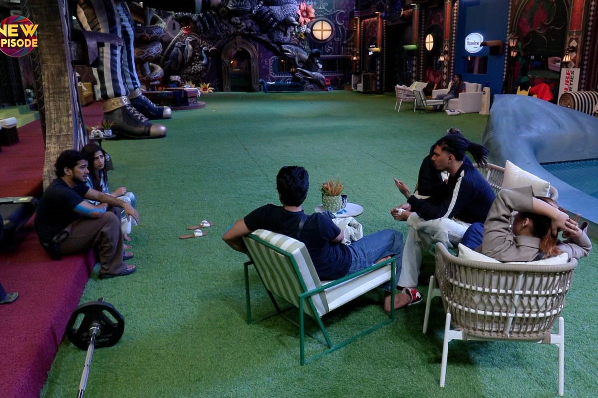Itsmesonu_'s tweet photo. Idk why Scout is doing this master -mastet bro pls 😭🤚

Let people do what they want yaha koi puri family nhi banti bhaii, 1'2 dost ban gaye bas na bhaii 🤷

#YungDSA #ScoutOP #BiggBoss20 https://t.co/EfSdO8bDkP