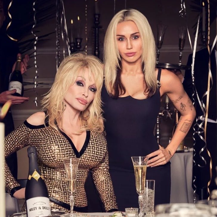 cayorosendo's tweet photo. 🚨 A MORTE DA JOLENE! 

Em sua música, REDLIGHTS, Miley conta a linda história de Dolly e seu esposo, Carl Dean usando SAMPLE da música “ The Spinix “ da cantora Amanda Lear que foi escrita pro próprio esposo de Dolly.
Amanda Lear é a TÃO FAMOSA JOLENE ruiva que a Dolly Parton tinha revelado que tentou destruir o seu relacionamento. 

MILEY VINGANDO EM NOME DA DOLLY