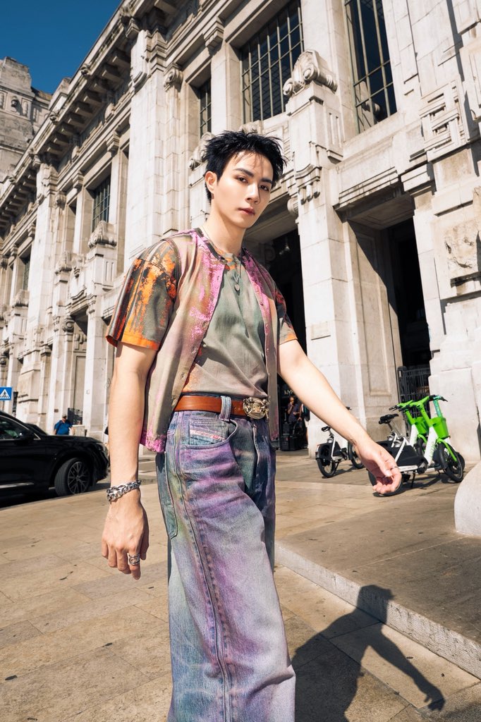 mintmag_th's tweet photo. เกินต้านความฮอต! จัดภาพฟร้อนท์โรว์ลุคของหนุ่ม ‘ซี พฤกษ์’ ในลุคใหม่สดใส พร้อมร่วมชมแฟชั่นโชว์ DIESEL นำเสนอคอลเล็กชั่นใหม่ Spring Summer 2027 ที่จัดขึ้นในค่ำคืนนี้ ณ กรุงมิลาน ประเทศอิตาลี 💚

ZEE PRUK MFW 2027 
#DIESELxZEEPRUK
#ZeePruk
#Diesel 
#DieselSS27 
#MintNews https://t.co/7FDl8mdeQl