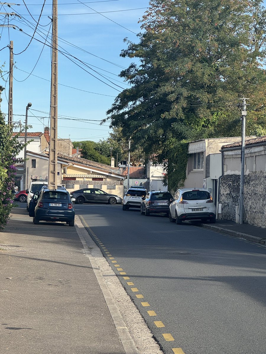 Creuselazur's tweet photo. @Bordeaux encore une journée gagnée par le laxisme de @T_Cazenave qui se fout de la sécurité des enfants sur le chemin de l’école. @gcum_fr @SO_Bordeaux #Bordeaux https://t.co/HWJTcxrttr