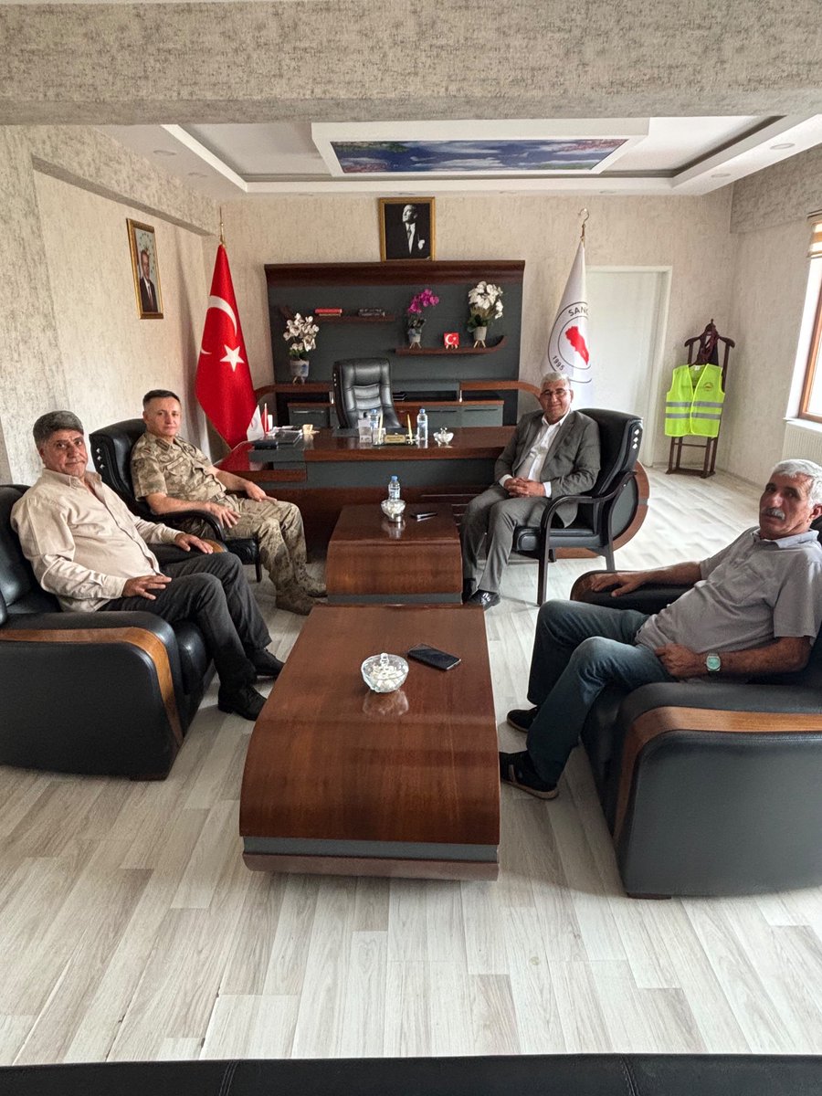 Hayrettincickk's tweet photo. Bingöl İl Jandarma Komutanımız Tuğgeneral Sayın Sabri Küyük’ü Belediyemizde misafir ettik.
Sancak’ımız üzerine gerçekleştirdiğimiz kıymetli sohbet ve istişareleri için Sayın Komutanımıza teşekkür ediyoruz.
Ziyaretleri bizleri onurlandırmıştır. 🇹🇷 https://t.co/1FGMsIyT66