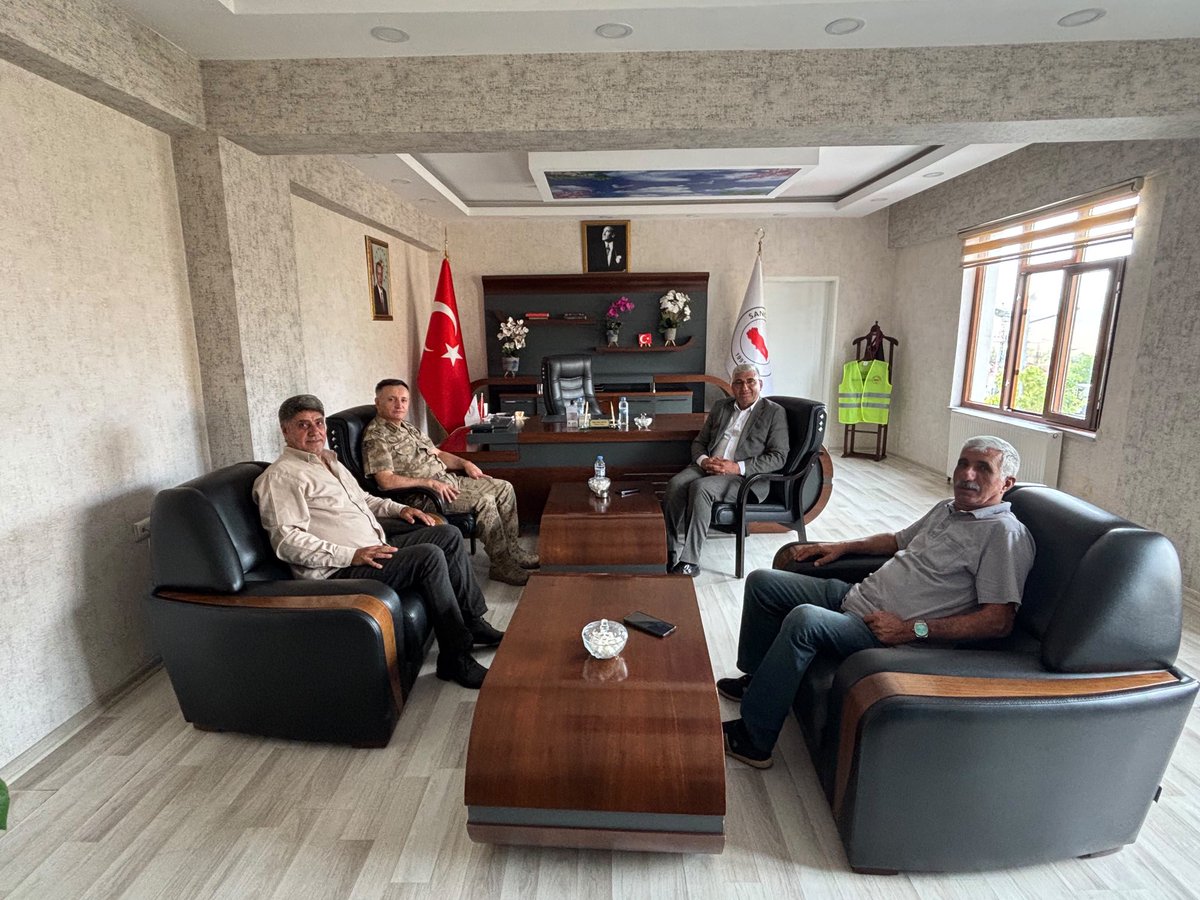 Hayrettincickk's tweet photo. Bingöl İl Jandarma Komutanımız Tuğgeneral Sayın Sabri Küyük’ü Belediyemizde misafir ettik.
Sancak’ımız üzerine gerçekleştirdiğimiz kıymetli sohbet ve istişareleri için Sayın Komutanımıza teşekkür ediyoruz.
Ziyaretleri bizleri onurlandırmıştır. 🇹🇷 https://t.co/1FGMsIyT66