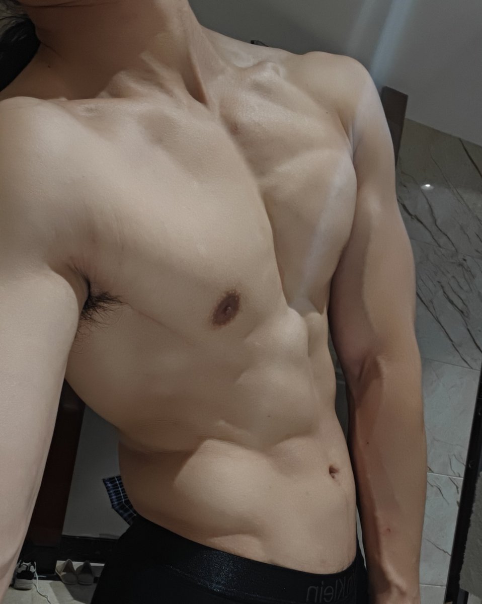 beyouselfb's tweet photo. 之前买的四包烟只剩下最后一包啦，抽完最后一包就戒烟，希望在抽完最后一包前我可以好起来，抽烟确实不是好习惯哈哈哈哈哈，但是最近需要他来维持我的人���，改过自新重新做人 https://t.co/siC9oG0xeW