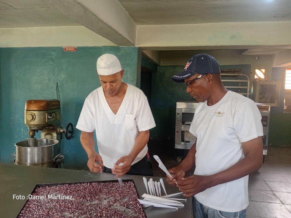 danie15089's tweet photo. La Dulcería del municipio El Salvador #Guantanamo amplia sus producciones gracias al encadenamiento con varias Cooperativas de Créditos y Servicios del territorio. 
ElSalvadorGtamoCrece. 
#Guantanamo. https://t.co/KYb4BpwDQ3