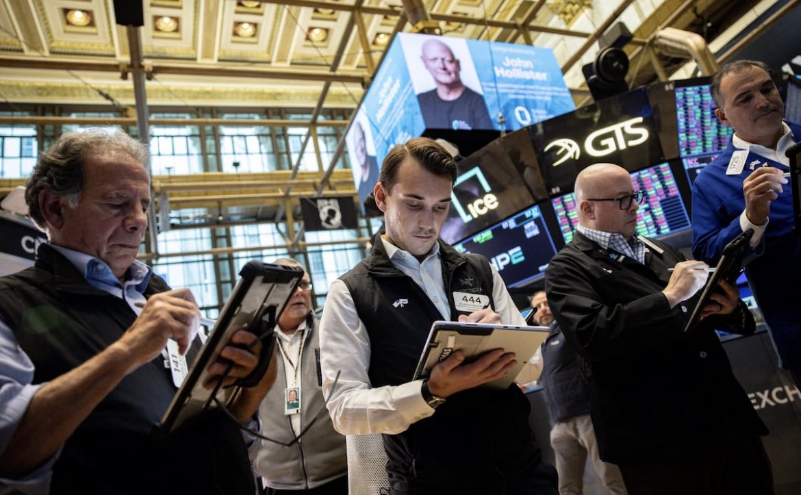 Morrowcodes's tweet photo. Nasdaq sets record high on Al optimism, oil drops below $100
The tech-heavy Nasdaq hit an intraday record high for the first time since June on Tuesday, while oil prices hit two-week lows as supply showed signs of improving in the Middle East. https://t.co/RSZIh0mQnB