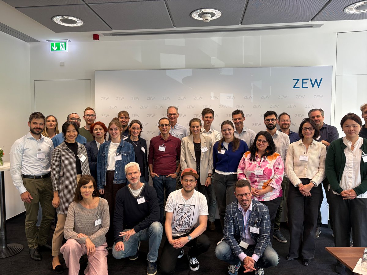 ZEW's tweet photo. 🌍 Zwei Tage #HealthEconomics am #ZEW: Beim 4th International Health Economics Workshop diskutierten internationale Forschende aktuelle Arbeiten zu Sozialversicherungen, Arbeitsmärkten, Pflege & Gesundheitsversorgung. Danke an alle Beteiligten! 👏 https://t.co/bh4WWF7oL3 https://t.co/MYyVom5MD1