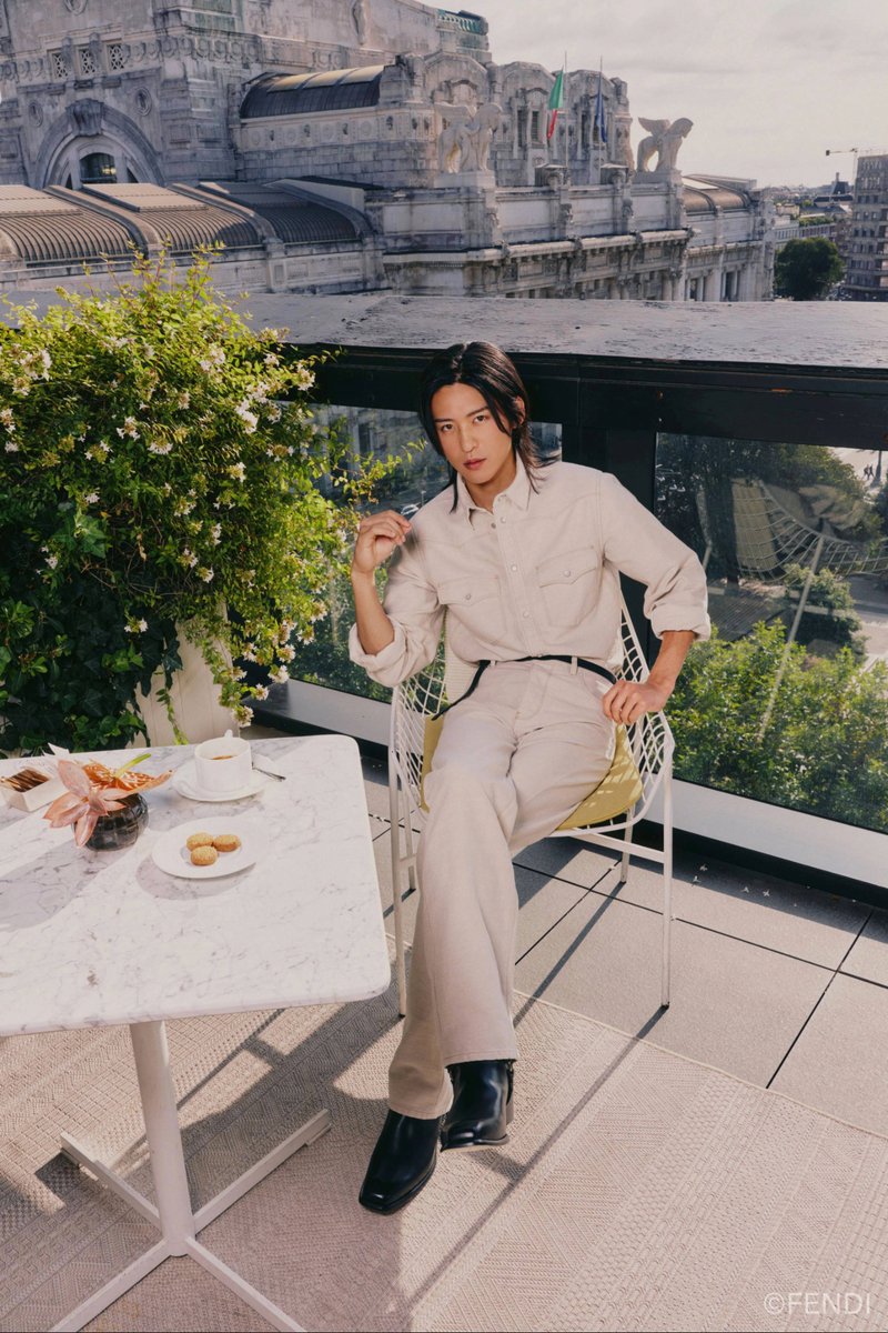 FENDI_JAPAN's tweet photo. Fendi ブランドアンバサダー目黒蓮のミラノでの一日に密着 
「FENDI EYE」Part 1
───────
2026年9月23日(水）21時（日本時間）、ミラノにて、マリア・グラツィア・キウリによる2027年春夏コレクションを発表いたします。

ショーのためにミラノを訪れている目黒蓮を捉えたスペシャル動画「FENDI EYE」に続き、スペシャルショットを公開いたします。

2027年春夏コレクションのショーはフェンディ公式サイトにてライブ配信されます。

是非ご覧ください。

#Fendi #FendiSS27 #RenMeguro 
#目黒蓮

▼ショー詳細はこちら　
https://t.co/p3KjEFWnt9