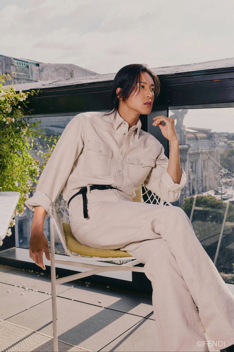 FENDI_JAPAN's tweet photo. Fendi ブランドアンバサダー目黒蓮のミラノでの一日に密着 
「FENDI EYE」Part 1
───────
2026年9月23日(水）21時（日本時間）、ミラノにて、マリア・グラツィア・キウリによる2027年春夏コレクションを発表いたします。

ショーのためにミラノを訪れている目黒蓮を捉えたスペシャル動画「FENDI EYE」に続き、スペシャルショットを公開いたします。

2027年春夏コレクションのショーはフェンディ公式サイトにてライブ配信されます。

是非ご覧ください。

#Fendi #FendiSS27 #RenMeguro 
#目黒蓮

▼ショー詳細はこちら　
https://t.co/p3KjEFWnt9