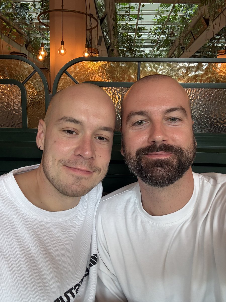 boboly1987's tweet photo. Jedna od prvih zajedničkih fotografija i jedna od poslednjih. I tri godine izmeðu. Love ya 😘❤️ @vulediva https://t.co/Oau74tcQIH
