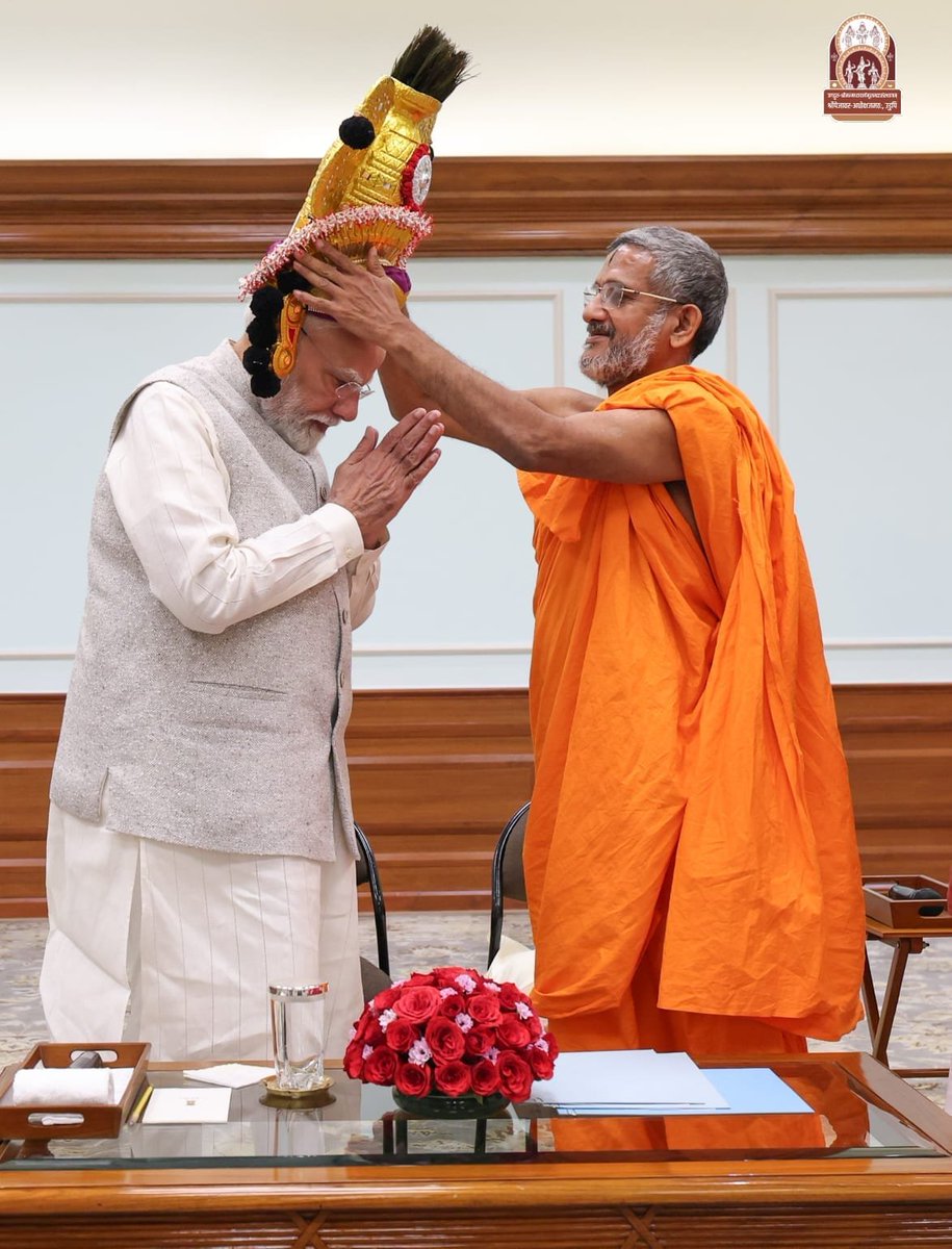 RSBHAT's tweet photo. Sri VishwaPrasanna Theertha Swamiji , Udupi Sri Pejawara Matha honouring Prime Minister Sri Narendra Modi with a "Yekshagaana crown "  @narendramodi https://t.co/ILPG9iludd