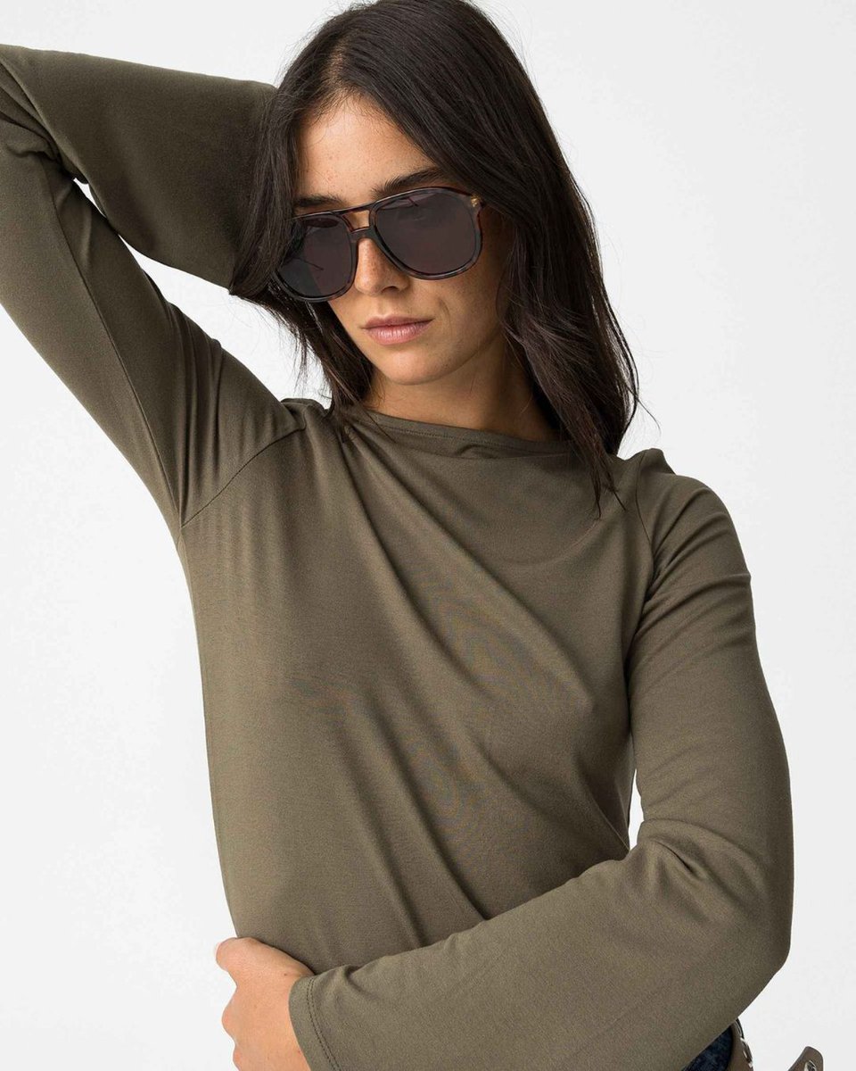 bestclothes's tweet photo. Sault Long Sleeve Top från Tiffosi är den perfekta kombinationen av klassisk design och modern komfort. Med sin rena silhuett och avslappnade passform blir denna långärmade topp din nya favorit för både vardag och mer uppdressade tillfällen. #tiffosi #bestclothessverige #höstmode https://t.co/xJk3ShkBHK