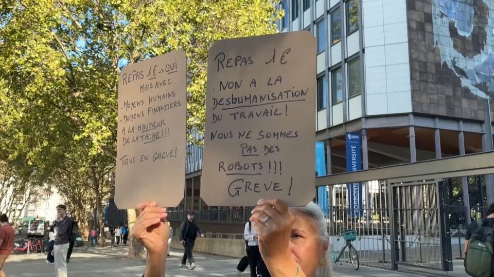 ShadesFrance's tweet photo. 🚨 Les agents des CROUS sont en GRÈVE ce mardi 22 septembre

👉 Ils dénoncent le manque de moyens et d’effectifs, ainsi que la dégradation de leurs conditions de travail

⚠️ La situation pénalise aussi les étudiants, avec des files d’attente qui s’allongent et certains qui n’ont plus le temps de manger le midi
