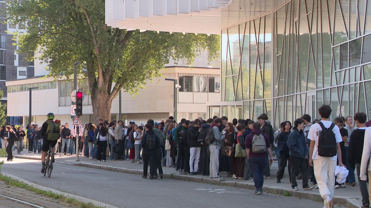 ShadesFrance's tweet photo. 🚨 Les agents des CROUS sont en GRÈVE ce mardi 22 septembre

👉 Ils dénoncent le manque de moyens et d’effectifs, ainsi que la dégradation de leurs conditions de travail

⚠️ La situation pénalise aussi les étudiants, avec des files d’attente qui s’allongent et certains qui n’ont plus le temps de manger le midi