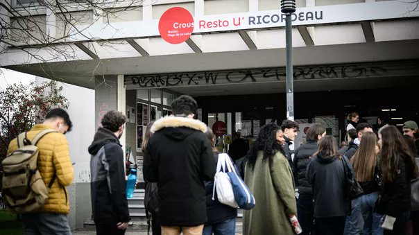 ShadesFrance's tweet photo. 🚨 Les agents des CROUS sont en GRÈVE ce mardi 22 septembre

👉 Ils dénoncent le manque de moyens et d’effectifs, ainsi que la dégradation de leurs conditions de travail

⚠️ La situation pénalise aussi les étudiants, avec des files d’attente qui s’allongent et certains qui n’ont plus le temps de manger le midi