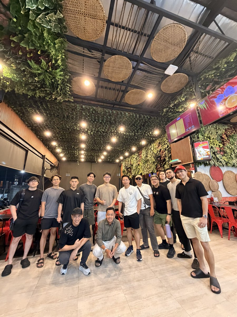 bevanpramudt's tweet photo. Masterclass belum mulai tapi gw udah buat small ngopi2 bareng temen dan member dari @narrativelabsid 

Dari beberapa pengalaman gw, gue ngerasa founder dari sebuah product itu sering kurang hadir di tengah costumer. Itu jadi pelajaran buat gue. Sebagai founder, hal pertama yang mau gue dorong adalah being present: ikut ngobrol, dengerin, dan kenal langsung sama kalian dan dengerin feedback

Mungkin sekarang gue lebih sering sharing atau ngajarin, tapi gue juga pengen jadi temen kalian. Tempat kita bisa saling support dan belajar dari pengalaman masing-masing.

Yang kebangun sekarang baru 10% dari vision gue. Masih banyak rencana, termasuk ngajak member yang punya keahlian buat ikut jadi mentor. Gue pengen kita tumbuh dengan saling berbagi ilmu.

Kalau memungkinkan, gue pengen weekly calls/gathering tiap minggu. Belum bisa janji, tapi bakal gue usahain lebih sering. Ke depannya, gue juga pengen ada circle Narrative Labs di Jakarta, Jawa Timur, dan daerah lainnya.

More than a community, we’re family. Dan itu dimulai dari gue yang hadir buat kalian. 🤝