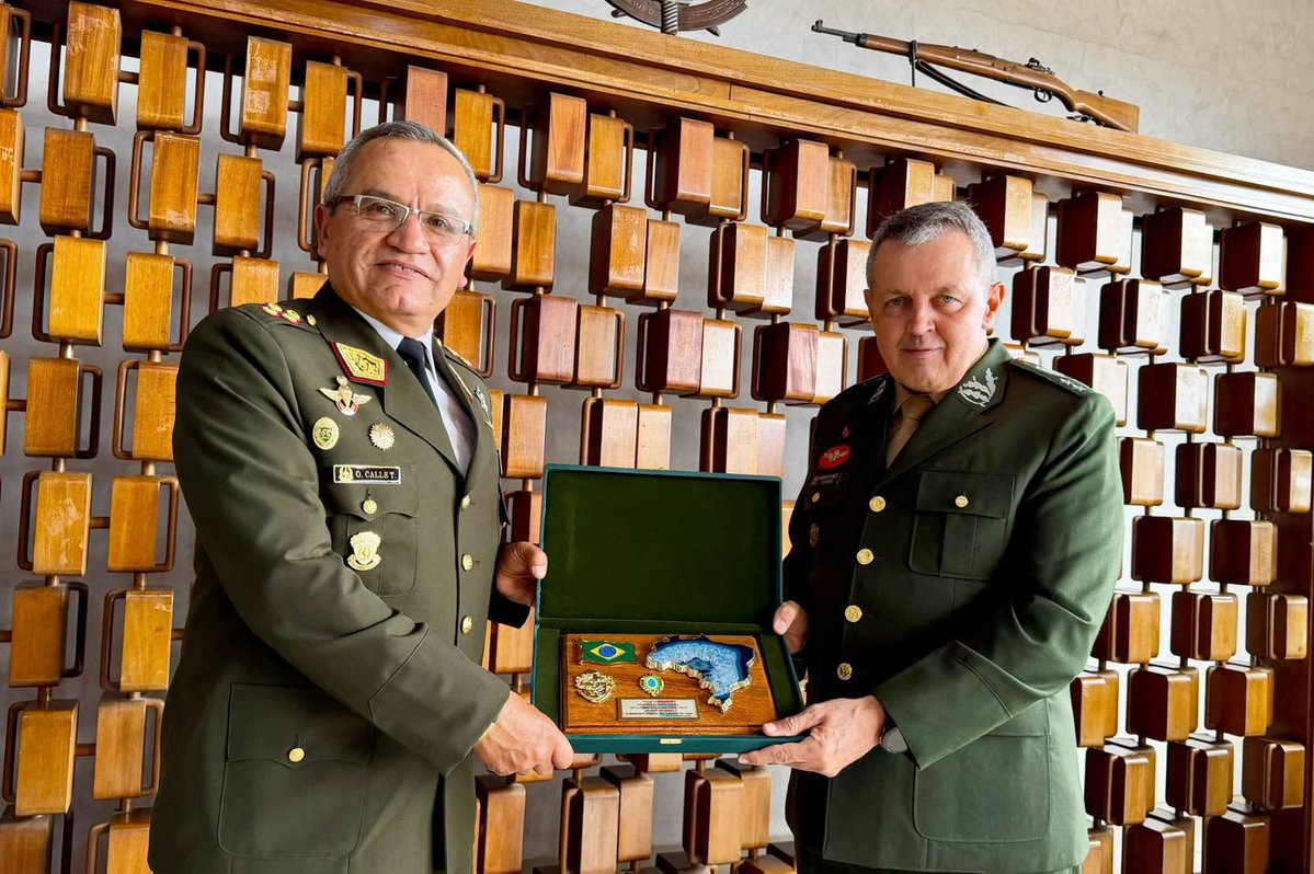 EjercitoPeru's tweet photo. #InfoEP | PERÚ Y BRASIL FORTALECEN SU COOPERACIÓN 🇵🇪🇧🇷
El Ejército del Perú recibió al Comandante del Ejército Brasileño, General de Ejército Tomás Miguel Miné Ribeiro Paiva, quien fue condecorado con la Orden Militar Francisco Bolognesi, en el grado de Gran Cruz. https://t.co/Mhz4hcPELp