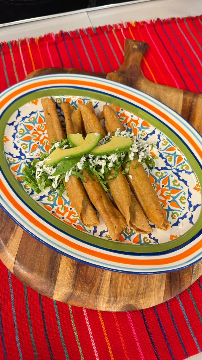 ChefMarianoS's tweet photo. Chavi, vayan preparando los ingredientes porque la receta de hoy es un #BelleZone del #SabroZone 🤩🤤 cocinamos: flautas de papa y chorizo verde https://t.co/gtqYpWvFX4
