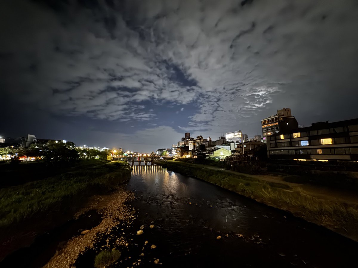sosotakei's tweet photo. 人生は素晴らしい
地球は美しい
でも今日は少し涙が溢れてくるな
悲しい涙じゃないんだよ
嬉しくて切ない、なんだか柔らかくて、懐かしい感じのする涙だ
京都の夜に癒されよう https://t.co/WY0EmXdEZv