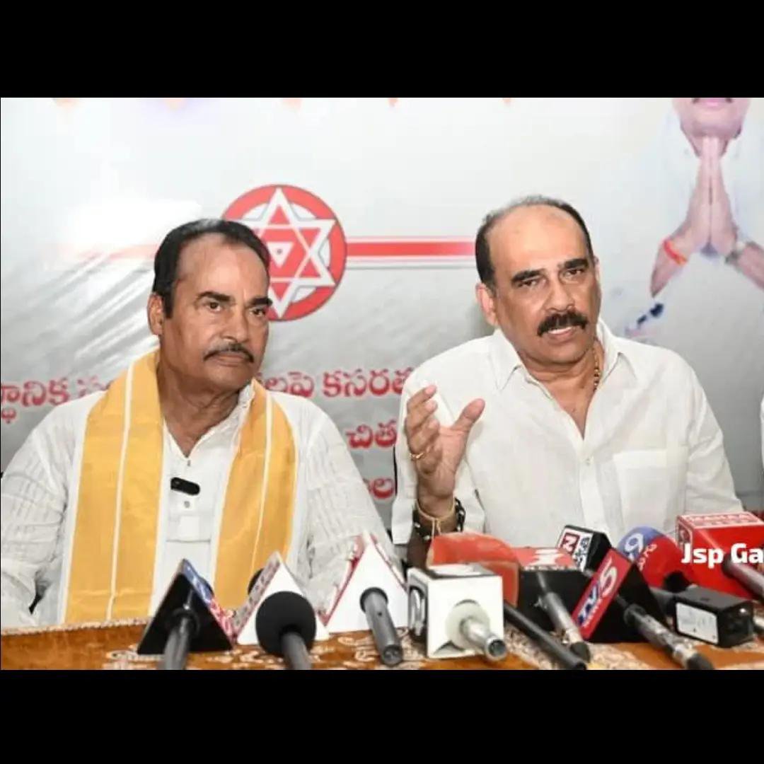 PavankalyanPow5's tweet photo. నేను వైసీపీ లో జాయిన్ అవ్వడం కాదు, వైసీపీ నుంచే మా జనసేన లోకి రాయలసీమలో వైసీపీ కీలక రెడ్డి నాయకుడు జనసేన పార్టీలో చేరబోతున్నాడు.

Balineni Srinivasa Reddy .. దెబ్బ అదుర్స్ కదా!! https://t.co/tNyIz5hOp3
