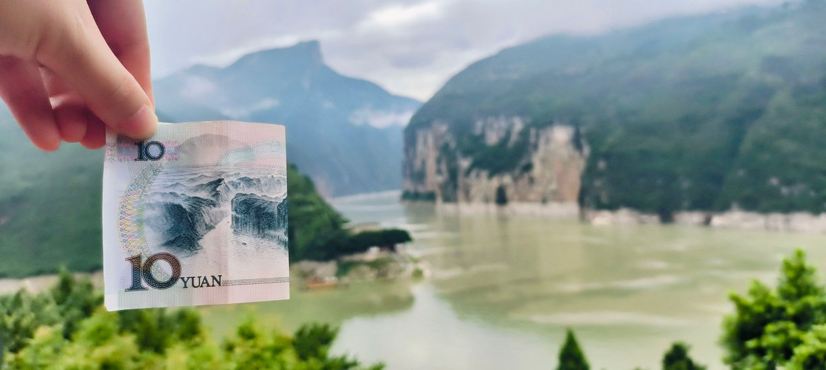 WorldofChinese's tweet photo. A 4-day cruise along the #YangtzeRiver reveals the many layers of life along China’s longest river — from Chongqing’s bangbang (棒棒) porters to ancient wharfs and the massive #ThreeGorgesDam.
A journey through history, culture, and change. 🧵
#WorldRiverDay #YangtzeRiver https://t.co/7RUjzN27Tw