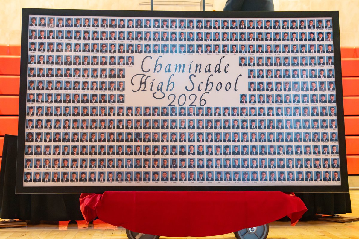 Chaminade_HS's tweet photo. On Saturday, we welcomed hundreds of Chaminade parents to our Parents Club Fall Cocktail Party! It was a great evening of connecting with fellow parents, faculty and staff, along with a special unveiling of the Class of 2026 photo. https://t.co/kyCowMngMS