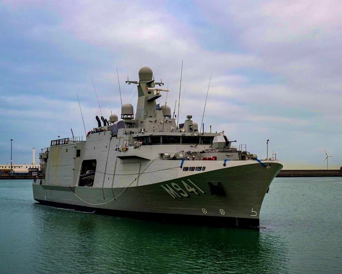 FranckenTheo's tweet photo. De Tournai is aangekomen in Zeebrugge ⚓

Met dit tweede mijnenbestrijdingsvaartuig van de nieuwe generatie versterken we een expertise waarin we internationaal toonaangevend zijn: het opsporen en neutraliseren van zeemijnen.

Tegelijk helpen deze schepen onze Noordzee en haar vitale onderzeese infrastructuur te beschermen.
Een sterke versterking voor onze Marine @BelgiumDefence en voor de veiligheid van ons land. 💪 @COM_BelgianNavy