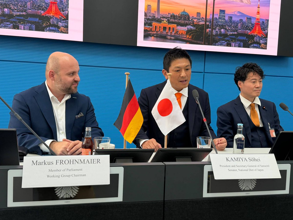 tobiasteich_by's tweet photo. Der Austausch mit der japanischen Delegation unter Leitung von Sōhei Kamiya, dem Gründer und Vorsitzenden der Sanseitō, war offen und konstruktiv. AfD und Sanseitō sind Schwesternparteien: Uns verbindet vor allem das klare Bekenntnis zur vollen Souveränität unserer Nationen und zur Bewahrung der eigenen Identität gegenüber globalistischen Bestrebungen. Wir stehen vor denselben Herausforderungen – insbesondere in einer restriktiven Migrationspolitik zum Schutz unserer Bürger und Länder – und vertreten ähnliche Lösungsansätze. Unsere Parteien wurden beide vom politischen Establishment zunächst verlacht und diffamiert, mit dem Ergebnis, dass sich der Zuspruch unserer Wähler vervielfacht hat. Auch in der Ukraine-Politik und dem Drängen auf Diplomatie statt Eskalation sind unsere Positionen deckungsgleich. Wir planen eine enge, verlässliche Zusammenarbeit und werden diesen direkten Austausch künftig weiter vertiefen.