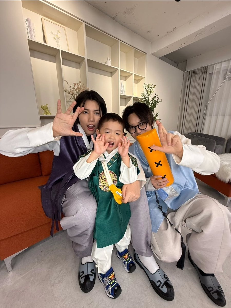 LNGSHOT04's tweet photo. Is it his brother ? So cute 🥹❤️

#LOUIS #LNGSHOT https://t.co/kcfwKHc8I8
