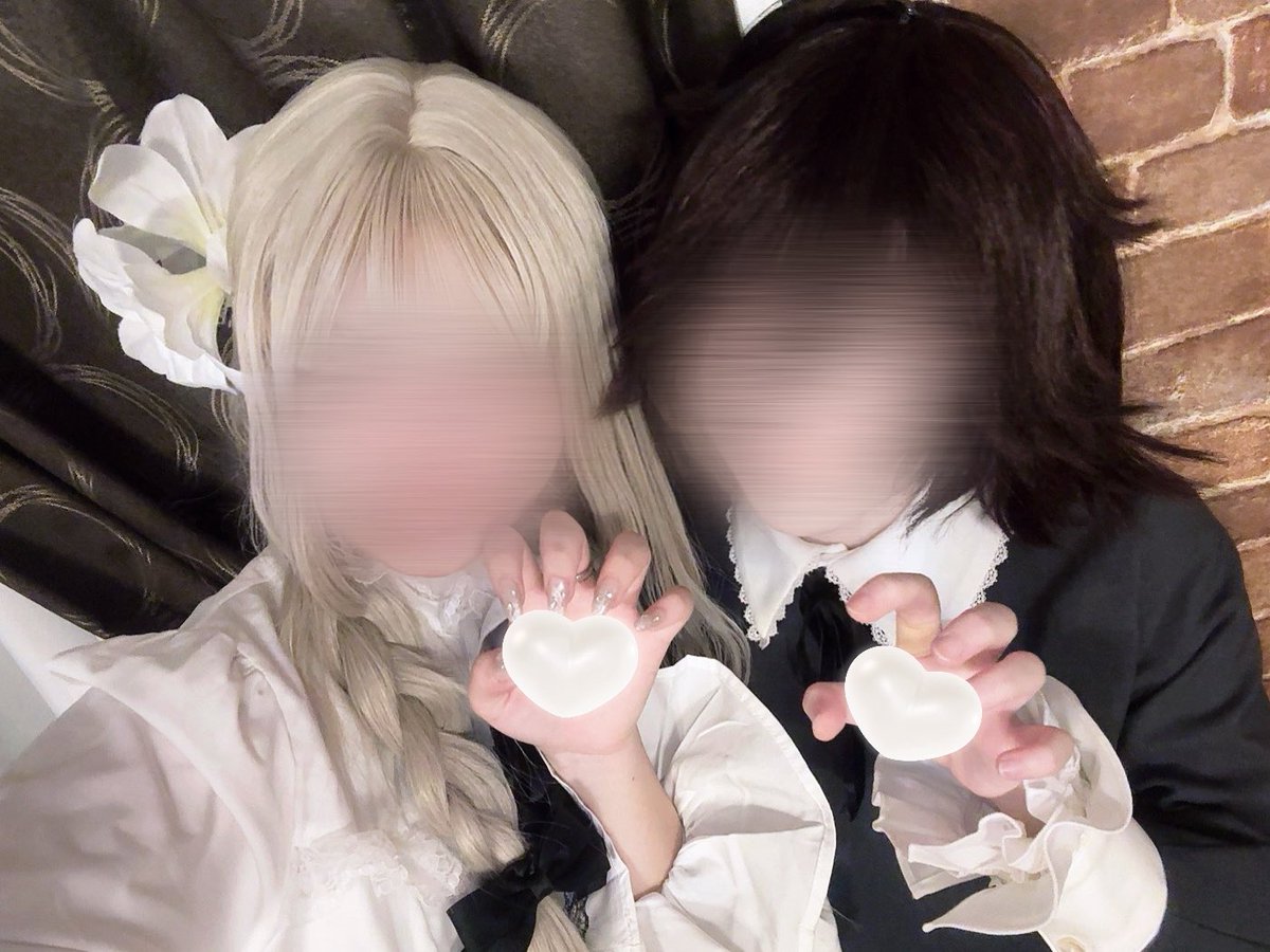x4fupd's tweet photo. スーザンさまと流行りのやつしてきたよー!!

狩人なのに初日から占い3CO組に白貰いで即退場コースかと思ったけど噛まれないまま3連続GJ起こしてスーザン賞もろた〜贅沢言うなら打たれたかったけどね！
でもかわいーペネちゃんに会えたからはっぴーらっきーです
ツーショありがとねん

#人狼交流会 https://t.co/vArA5Xqd06