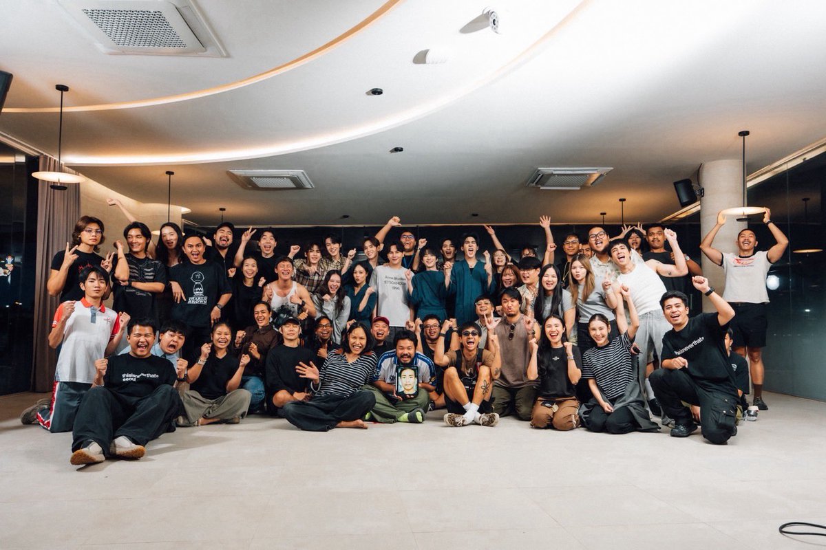 MrFanboySeries's tweet photo. รักสุดใจนายแฟนบอย Mr. Fanboy Series 📸

Q48 เลิกกองแล้วค่าาา! 🎬✨

ก่อนอื่นเลยขอขอบคุณ ‘แฟนบอยส์ แฟนเกิร์ลส์’ ทุกคนที่คอยส่งกำลังใจและอยู่เคียงข้างพวกเราตั้งแต่วันแรกจนถึงวันนี้นะคะ 🙏🏻🥺

ตอนนี้คิวสุดท้ายได้ทำการจบลงเป็นที่เรียบร้อย เจ๊ขอเป็นคนตัวแทนทีมงานและนักแสดงทุกคนประกาศว่า….ปิดกล้อง “รักสุดใจนายแฟนบอย Mr. Fanboy Series” อย่างเป็นทางการคร่าาา! 🎊🥹 

ฝากทุกคนติดตามรับชมซีรีส์และเป็นกำลังใจให้เด็ก ๆ ในทุก ๆ ตอนต่อจากนี้ด้วยน้า ขอบคุณและสวัสดีค่ะ 🫶🏻💕

MR FANBOY Q48
#ปิดกล้องรักสุดใจนายแฟนบอย