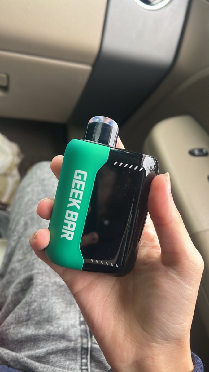 4M3CH4N's tweet photo. my first vape yay https://t.co/Clhpk4VVhc