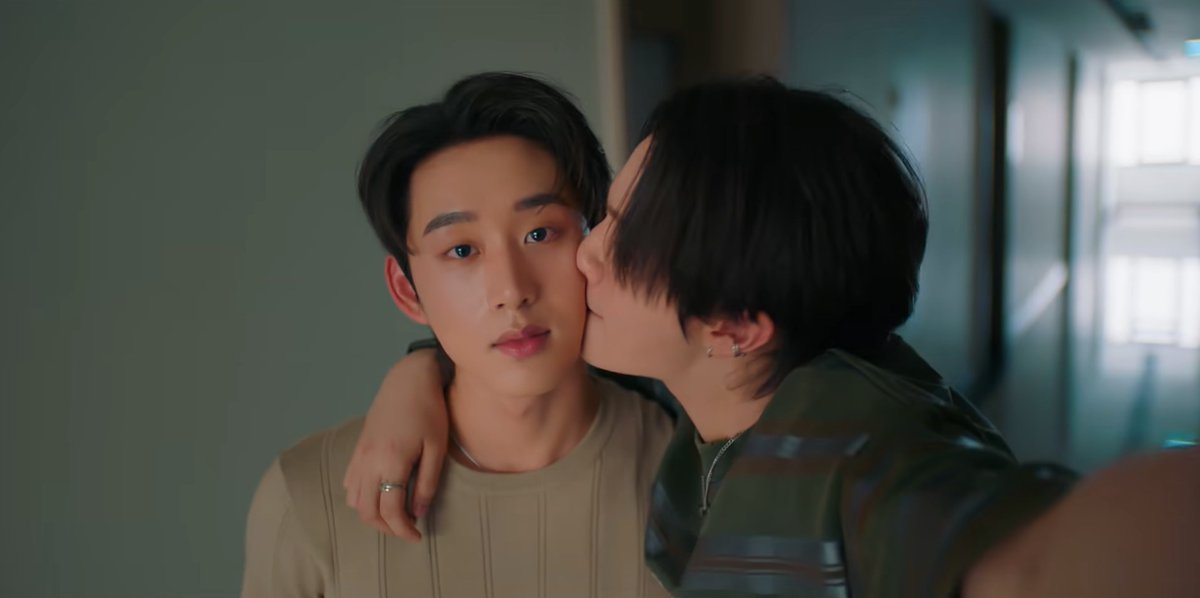 _24News_'s tweet photo. วุ่นรักงาน Blind Date! “วิลเลี่ยม” ทำ “เอส” ใจสั่น ชวนชงลุ้น “บาร์โค้ด-คิน” ขยับความสัมพันธ์ ในซีรีส์ " You Maniac เดี๋ยวจะรักซะให้บ้า"

#YouManiacSeries #GMMTV #williamest #barcodekin

“ดีน” (วิลเลี่ยม จักรภัทร) ชวน “มอธ” (เอส ศุภ) ไปงาน Blind Date แถมยังขอร้องให้ช่วยชวน “ปัณณ์” (คิน ธนชัย) ไปด้วย เพราะอยากเปิดทางให้ “เท็น” (บาร์โค้ด ตฤณสิษฐ์) ได้เจอกับ “ปัณณ์”  และถือโอกาสช่วยดันความสัมพันธ์ของ “เท็น” กับ “ปัณณ์”  ให้คืบหน้าไปในตัว แต่พอ “มอธ” โทรไปชวน “ปัณณ์” กลับโดนดักคอแซวเรื่อง “ดีน” ซะอย่างนั้น สุดท้ายแล้วภารกิจ Blind Date ครั้งนี้จะทำให้ทุกคนยอมเปิดใจก้าวข้ามเซฟโซนได้หรือไม่ ร่วมลุ้นและติดตามไปพร้อมกัน

ติดตามชมซีรีส์ “You Maniac เดี๋ยวจะรักซะให้บ้า” ในวันเสาร์ที่ 26 กันยายนนี้ เวลา 20.30 น. ดูทีวี ช่อง GMM25 | ดูย้อนหลัง แอป oneD ที่เดียว เวลา 21.30 น.  หรือสามารถติดตามรายละเอียดเพิ่มเติมได้ที่ Facebook : https://t.co/4Aeu18Mkna และ Instagram & X & TikTok & YouTube & Weibo : GMMTV  

https://t.co/kpQv7dsK6w