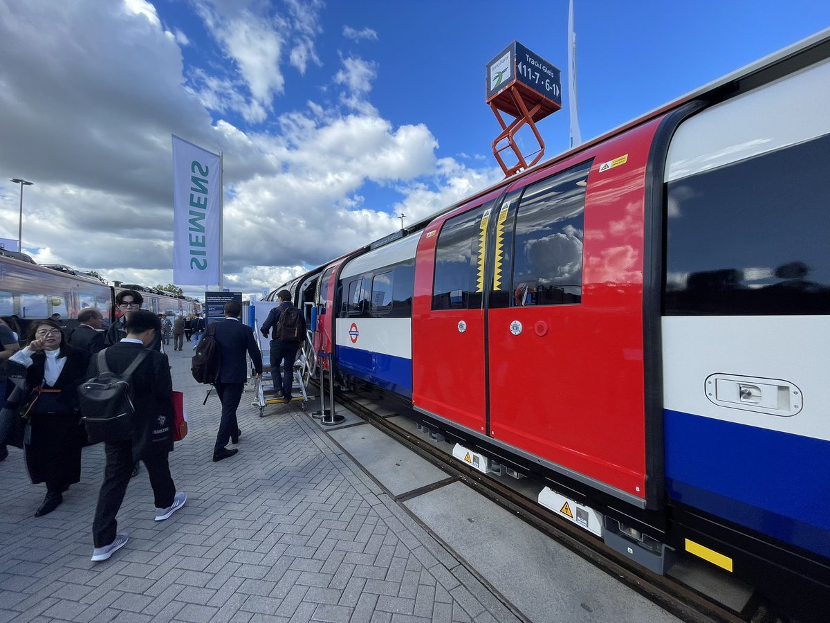 SyntethixCore's tweet photo. j’ai vu le nouveau métro de Londres à Berlin il est ultra stylé https://t.co/n82GFs7Rt0